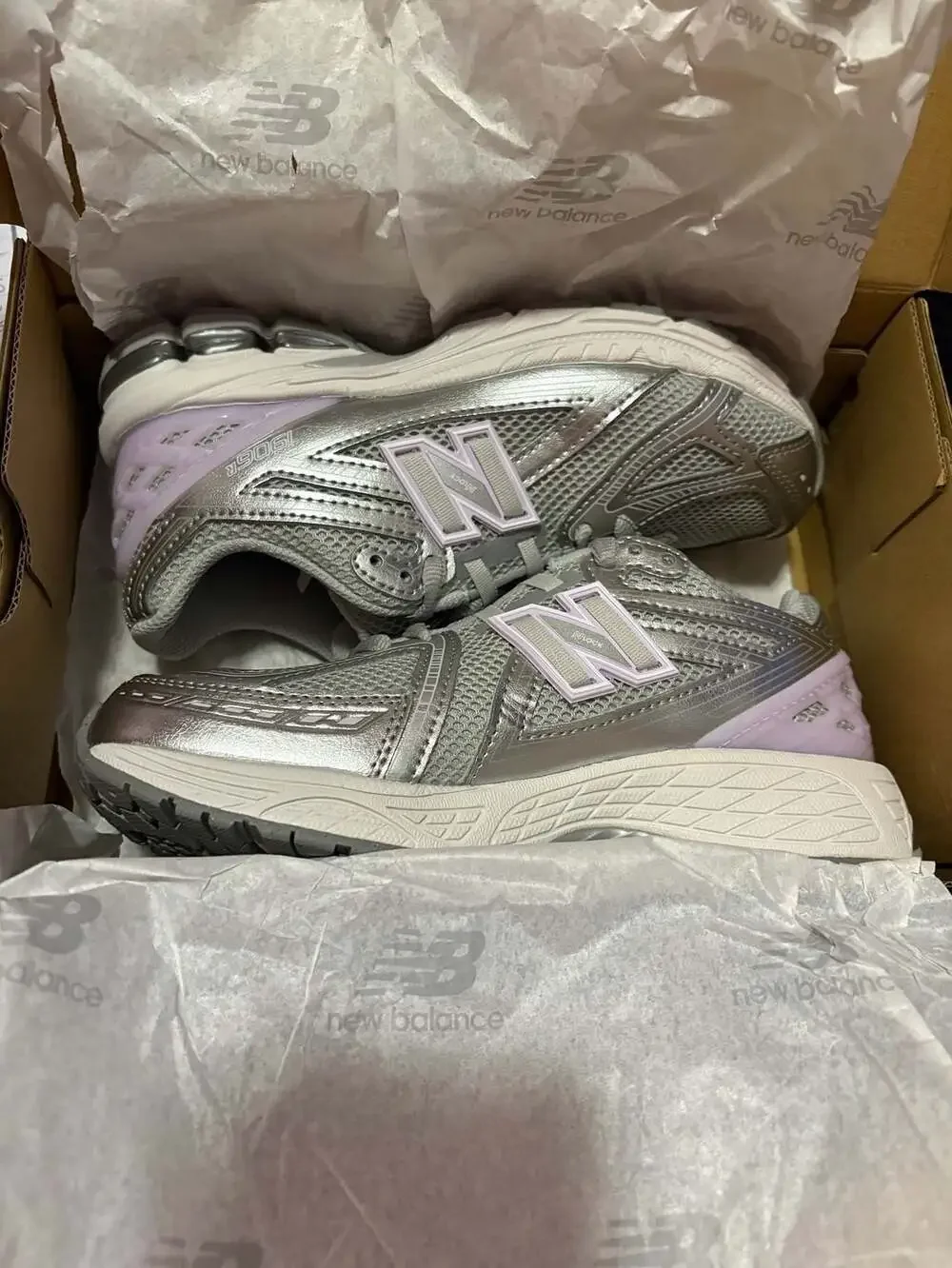 New Balance 1906 Sneakers in Silver Metallic/Milk Violet Size 3y